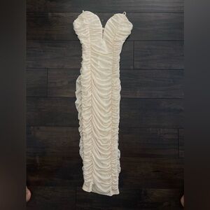 Women’s midi white ruffled dress!